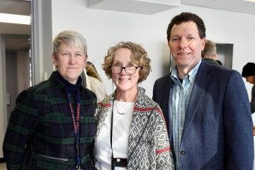 Dean Gary Leising, Senior Associate Provost Anne Damiano, and Interim Provost Stephanie Nesbitt, 1月17日，在利记sbo教师中心的开幕式上，他们站在一起, 2023.