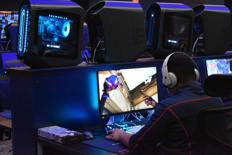 A student sits at a computer screen playing a game as part of 利记sbo's eSports program.